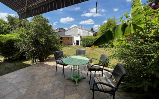 LE BOUSCAT PROCHE CENTRE: Maison avec jardin, garage et stationnements