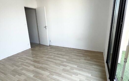 VENDU: BORDEAUX – SAINT GENES: Studio avec balcon et parking