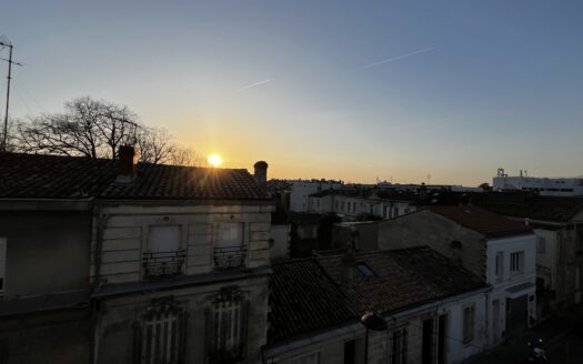 VENDU: BORDEAUX – SAINT GENES: Studio avec balcon et parking