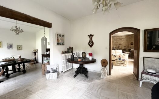 LE BOUSCAT: Maison individuelle T7 en Pierre avec jardin.