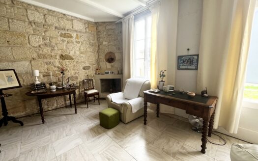 LE BOUSCAT: Maison individuelle T7 en Pierre avec jardin.